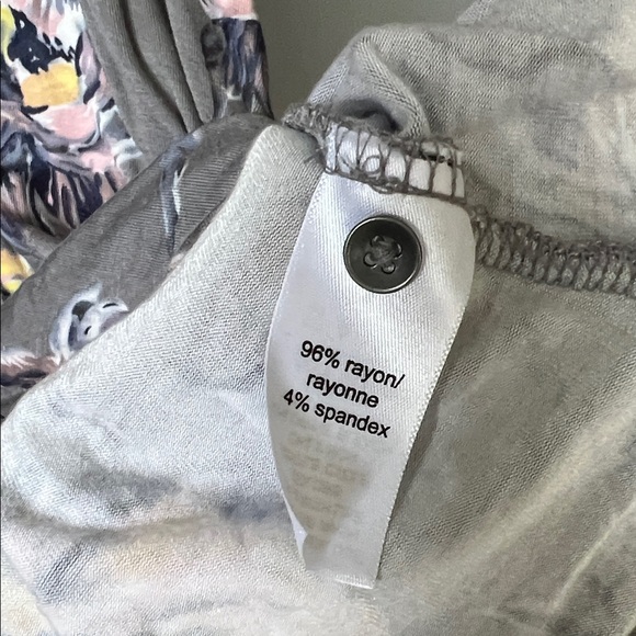 Maurices Gray Floral V-Neck Blouse - Picture 4 of 5